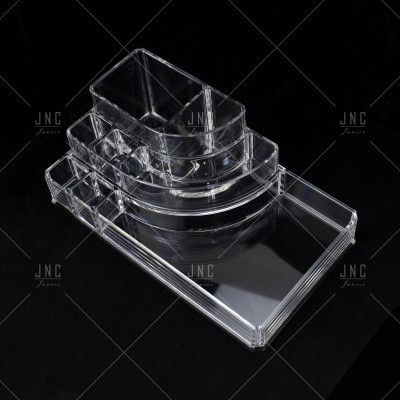 Organizador transparente multi-divisórias em acrílico sobre fundo preto