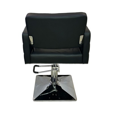 Cadeira de barbeiro preta com base metálica quadrada e alavanca de ajuste
