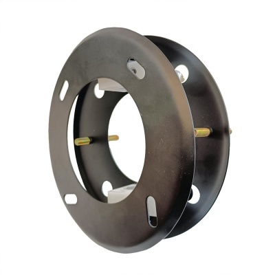 Peça metálica preta redonda com orifícios e parafusos dourados