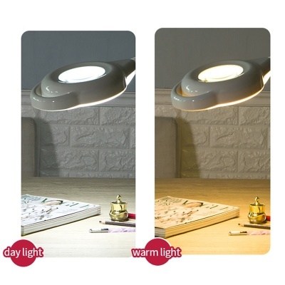 Candeeiro de mesa com lente de aumento e luz day light e warm light sobre mesa de madeira clara