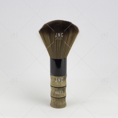 Pincel de barbear com cerdas castanhas e pega em madeira clara com texto JNC 6671