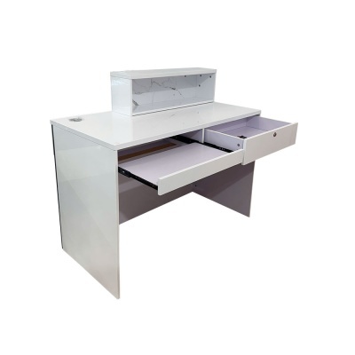 Secretária branca em MDF lacado com gavetas e prateleira superior com padrão de mármore