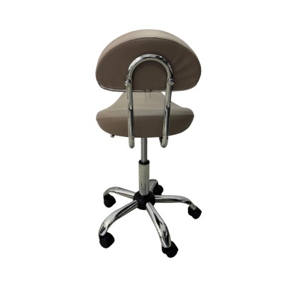 Cadeira de escritório bege com estrutura metálica e rodas