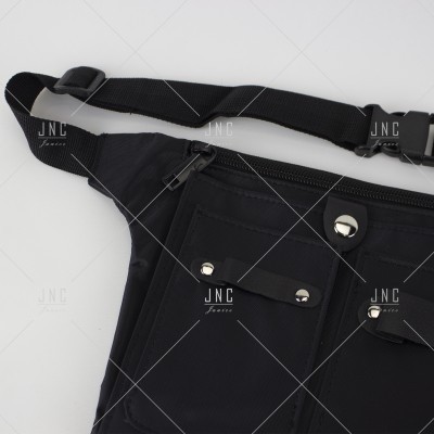 Bolsa preta tipo pochete com vários bolsos e correia ajustável