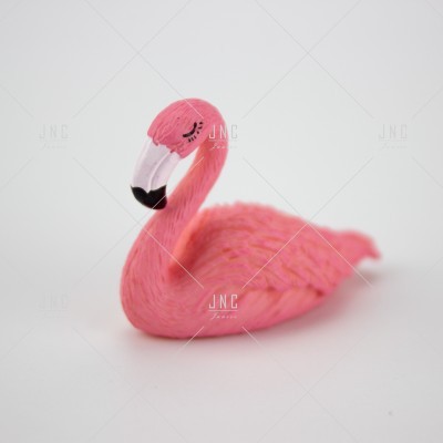 Miniatura decorativa de flamingo rosa com detalhes no bico