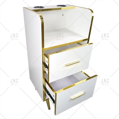 Móvel branco com detalhes dourados e duas gavetas abertas