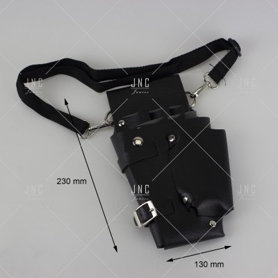 Estojo de couro preto com fivelas e alça preta ajustável sobre fundo cinzento