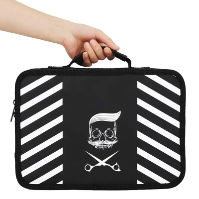 Mala preta com riscas brancas e desenho de caveira estilizada com tesouras