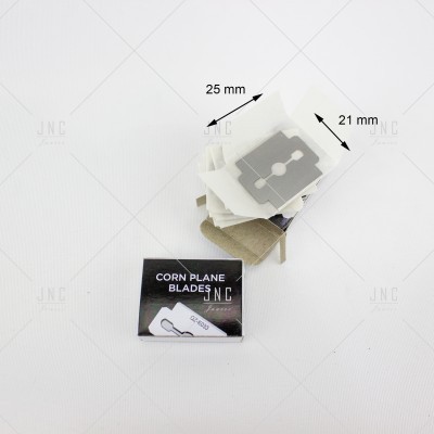 Pacote de lâminas metálicas para corn plane sobre fundo branco