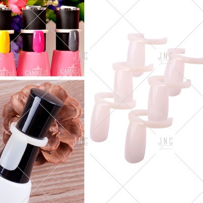 Vernizes de unhas coloridos da marca CAMRILU com amostras de unhas artificiais