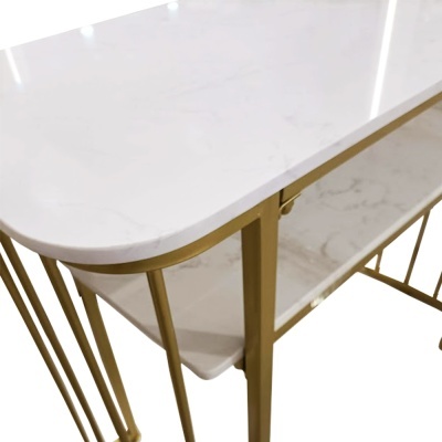 Mesa com tampo e prateleira em mármore branco e estrutura metálica dourada