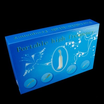 Embalagem azul com texto e imagem de aparelho portátil e acessórios