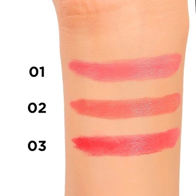 Amostras de batom em três cores diferentes no braço