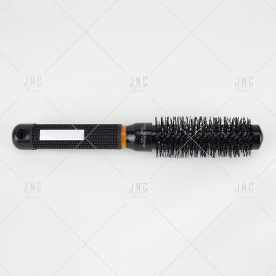 Pente redondo preto para cabelo sobre fundo branco