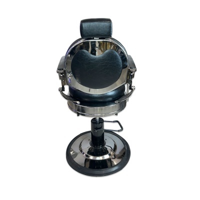 Cadeira de barbeiro cromada com estofos pretos em fundo branco