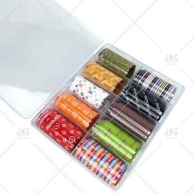 Conjunto de fita adesiva colorida com vários padrões e textos numa caixa de plástico claro