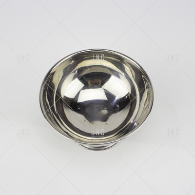 Taça ou tigela de inox prateada sobre fundo branco