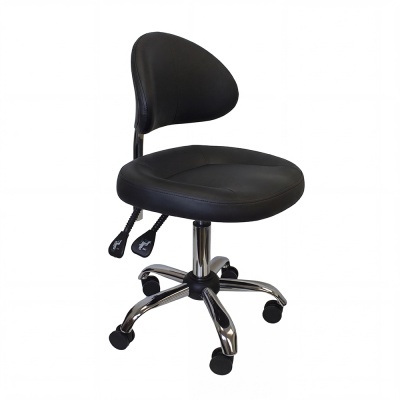 Cadeira de escritório preta com base cromada e rodas