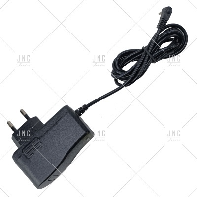 Adaptador de corrente preto com ficha europeia e cabo enrolado