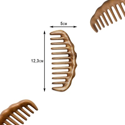 Pente de madeira castanha com dentes largos e medidas em fundo branco