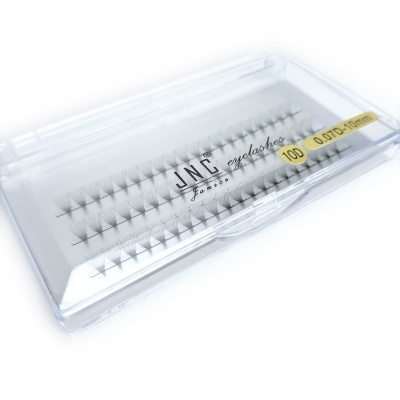 Pestanas falsas pretas em estojo transparente com texto JNC eyelashes.