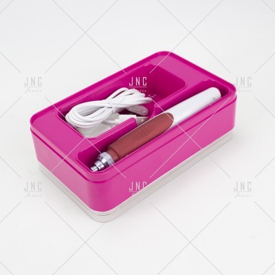 estojo rosa com dispositivo branco e cabo USB