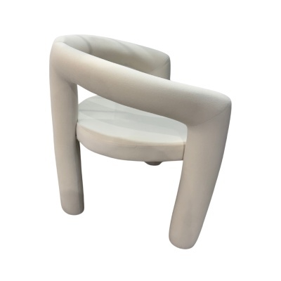 Cadeira moderna estofada branca com estrutura curva e pernas acolchoadas