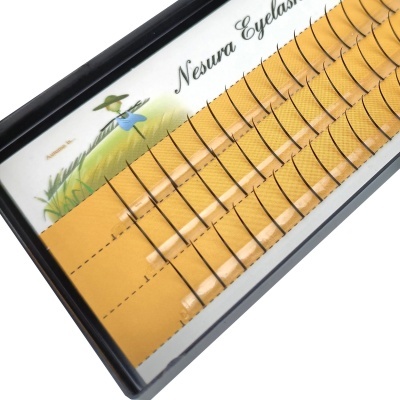 Caixa de pestanas postiços Nesura Eyelashes com fundo amarelo e ilustração no canto.