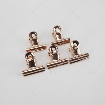 Cinco pregadores metálicos dourados