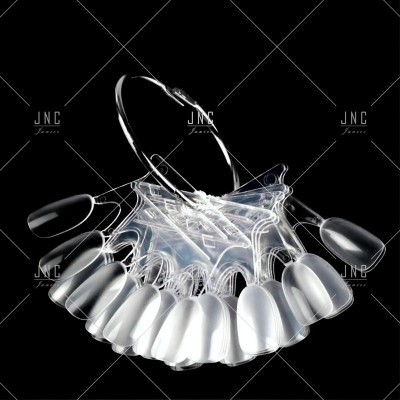 Amostras de unhas artificiais transparentes em argola metálica