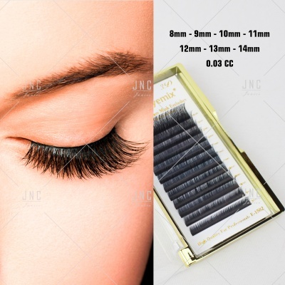 Close-up de olho fechado com pestanas e embalagem de pestanas artificiais pretas