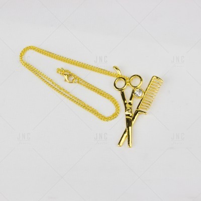 Colar dourado com pendente de tesoura e pente com brilhante