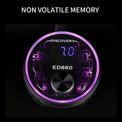 Dispositivo redondo iluminado a roxo com ecrã digital e texto