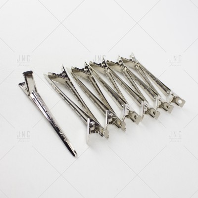 Oito molas de cabelo metálicas prateadas alinhadas sobre fundo branco