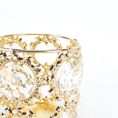 Produto decorativo dourado com cristais em fundo branco