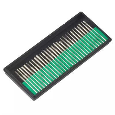 Conjunto de brocas de precisão em suporte preto e base verde