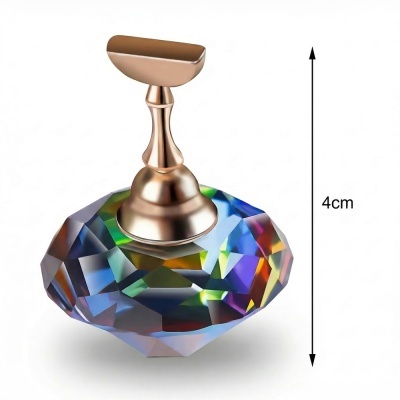 Objeto de vidro colorido facetado com base metálica dourada e altura de 4 cm