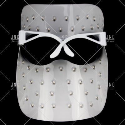 Óculos de sol brancos com lentes escuras em superfície texturizada branca