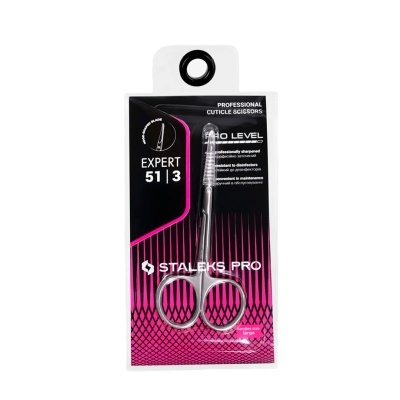 Tesoura para cutículas profissional Staleks Pro numa embalagem preta e rosa