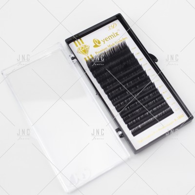 Estojo de pestanas falsas pretas organizadas em filas em fundo branco