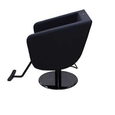 Cadeira de salão preta com base cromada e alavanca de ajuste