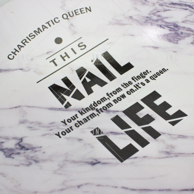 Embalagem branca com padrão de mármore e texto em preto CHARISMATIC QUEEN THIS NAIL LIFE