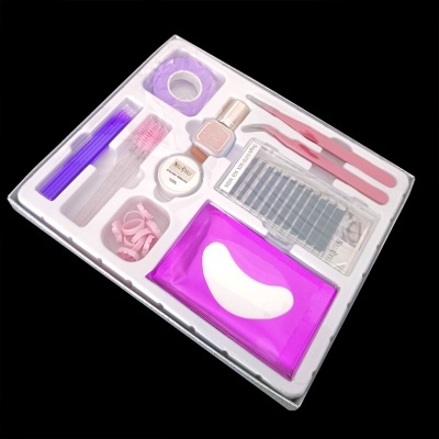 Kit de extensão de pestanas com acessórios organizados em embalagem branca mouldada
