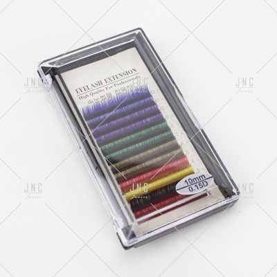 Conjunto de extensões de pestanas coloridas em caixa preta transparente