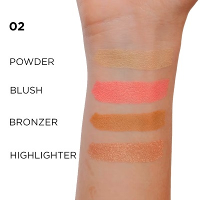 Amostras de maquilhagem em pó no antebraço, numeradas como 02, incluindo powder, blush, bronzer e highlighter.
