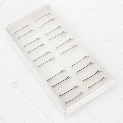 Caixa transparente com vários pares de pestanas postiços pretos