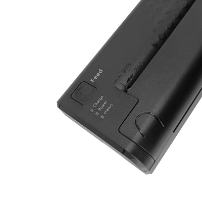 Dispositivo electrónico preto com botão Feed e indicadores LED