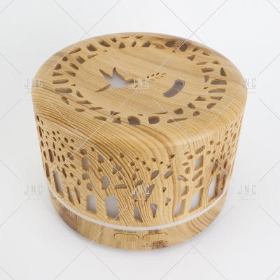 Difusor de aromas em madeira clara com padrões recortados