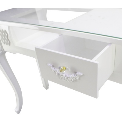 Cômoda branca com gaveta aberta e puxador decorativo de flores