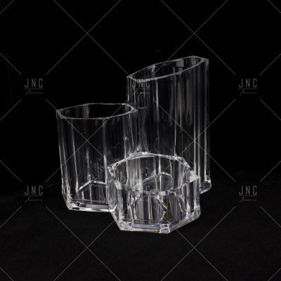 Conjunto de três copos de vidro transparentes com designs variados